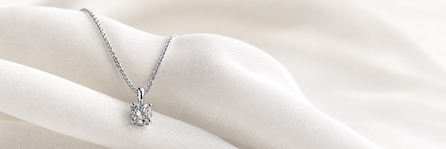 Halskæder med vedhæng i hvidguld og med diamanter