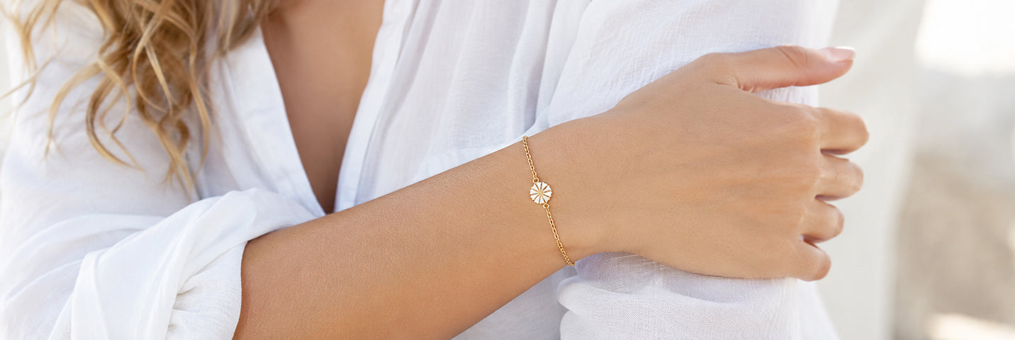 Et Marguerit armbånd fra Lund Copenhagen