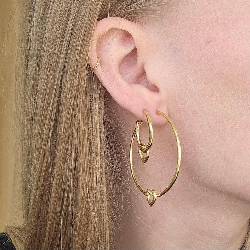Jane Kønig - Tied hoop i forgyldt sølv