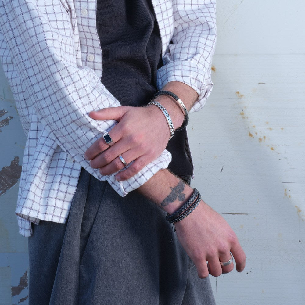 Schmuckzentrum – elegantes Herrenarmband aus mattem schwarzem Onyx, an einem Model getragen