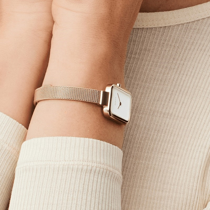 gavesæt fra Bering forener et klassisk dameur med et stilrent armbånd
