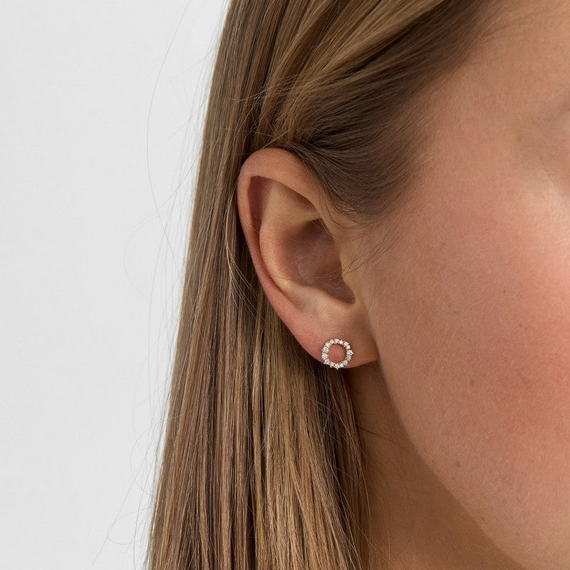 Mads Z Lucia øreringe i 14 kt guld med 0,22 ct brillanter båret på model