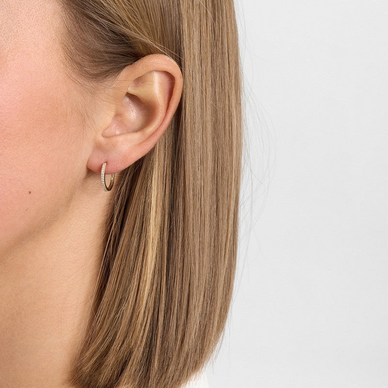 Mads Z Lumina hoops i 14 kt guld med 0,14 ct diamanter båret på model