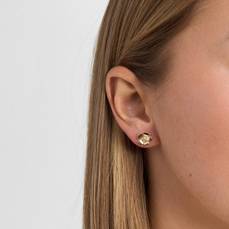 Mads Z Fleur øreringe i 14 kt guld med 0,01 ct W.SI diamanter båret på model