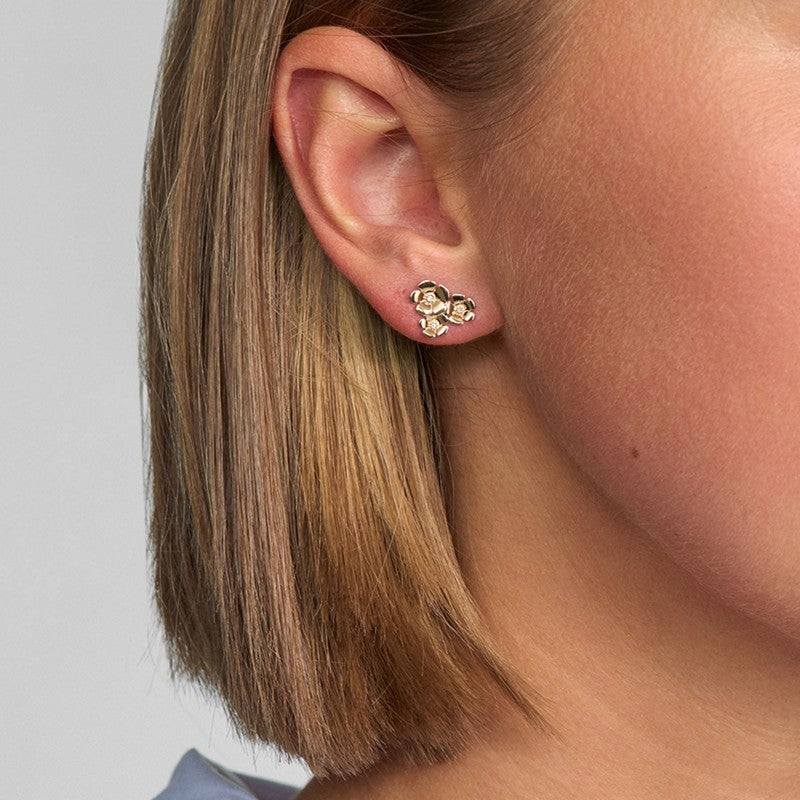 Mads Z Fleur øreringe i 14 kt guld med 0,021 ct diamanter båret på model