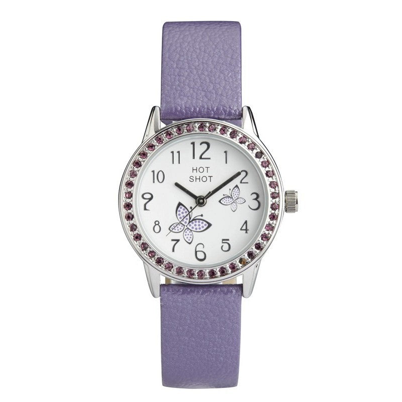 Stilvolle Kinderuhr mit violettem Armband, verspielten Schmetterlingen auf dem Zifferblatt und funkelnden violetten Schmucksteinen rund um die Lünette