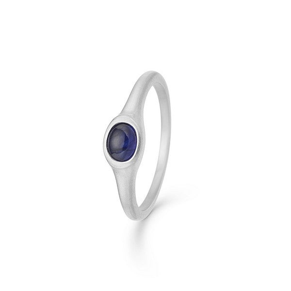 Mads Z - Cabochon ring i sølv m. safir**