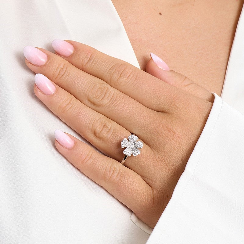 Mads Z Fleur ring i sterlingsølv med zirkonia i blomsterdesign båret på model