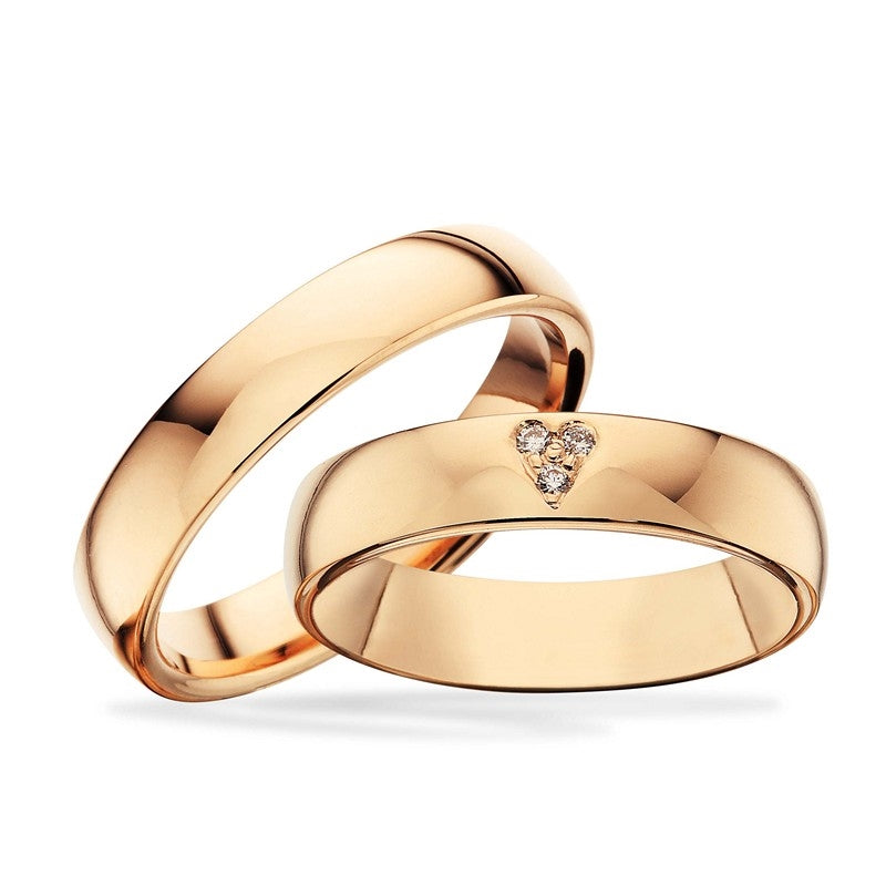 Vielsesringe i 14 kt guld med blank overflade og 3 brillanter formet som et hjerte – Scrouples