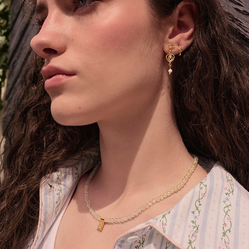 Izabel øreringe fra Maanesten er feminine og detaljerige øreringe 3