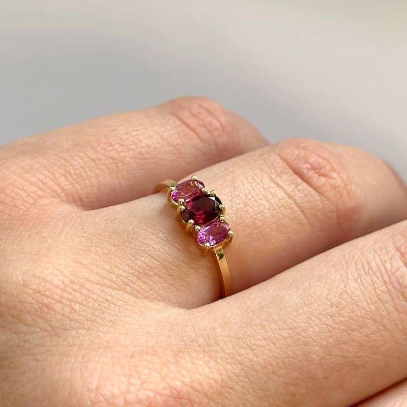 Mads Z Hyacinth ring i 8 kt guld med pink topas og rhodonit båret på model