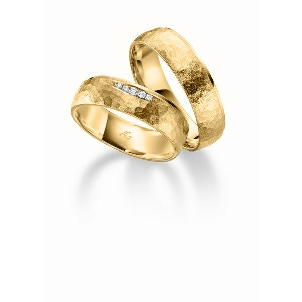 Gerstner vielsesringe i guld med banket overflade og 5 brillanter i dameringen