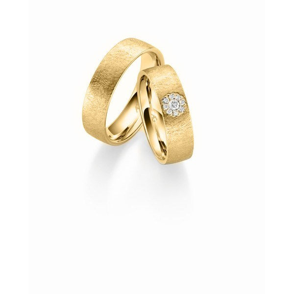Vielsesringe i 14 kt guld med rustik overflade og diamantblomst fra Gerstner