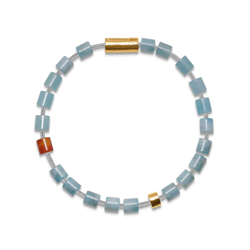 Black Sun Turquoise Bay armbånd med lyseblå agat, carneol og forgyldt messinglås
