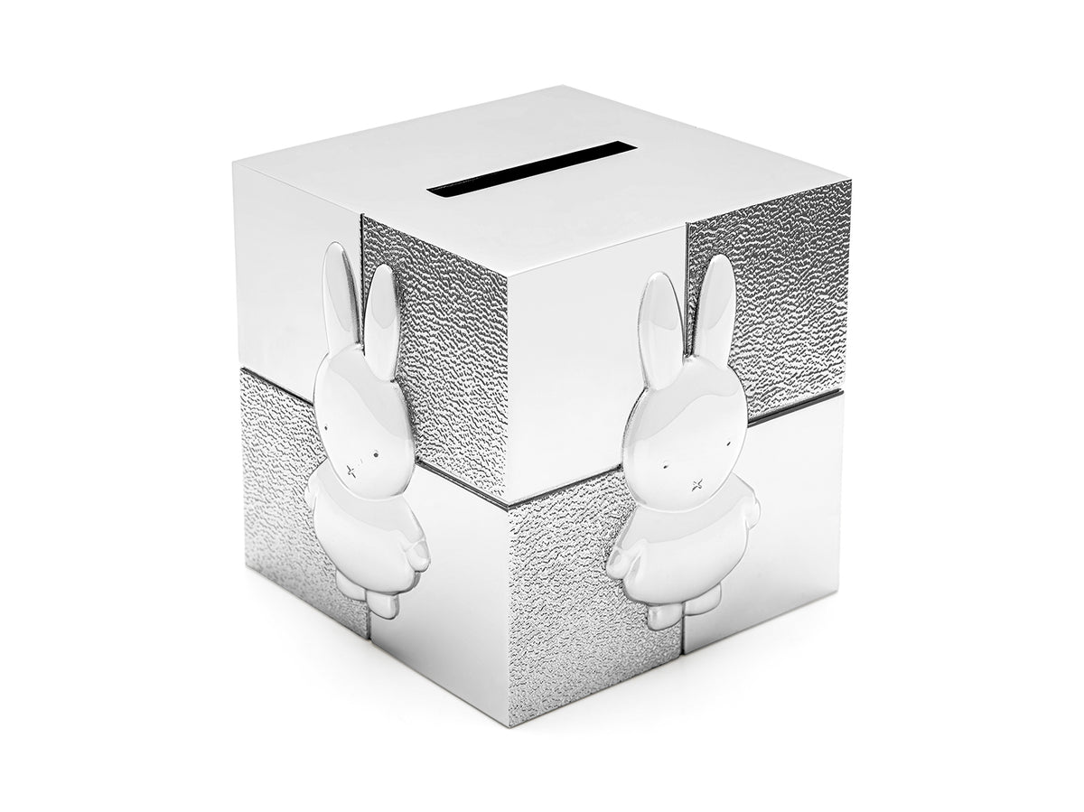 Elegante Zilverstad Cube Miffy Spardose aus silberfarbenem Metall mit stilvoll geprägten Hasenmotiven.