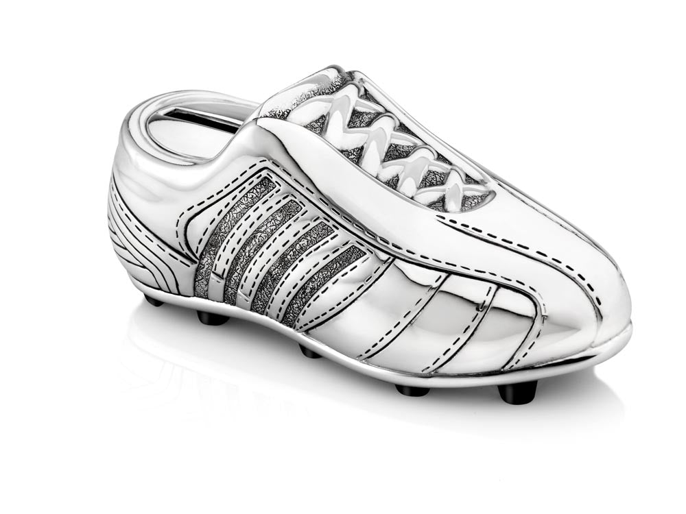 Elegante Fußballschuh-Spardose aus silberfarbenem Metall mit glänzenden und strukturierten Details.