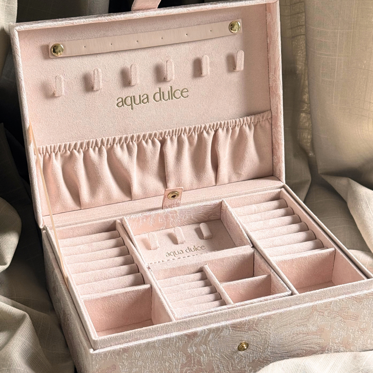 Elegantes großes Schmuckkästchen von Aqua Dulce in zartem Rosa mit integriertem Reise-Schmucketui – stilvolle und praktische Aufbewahrung für Ihre Lieblingsschmuckstücke.