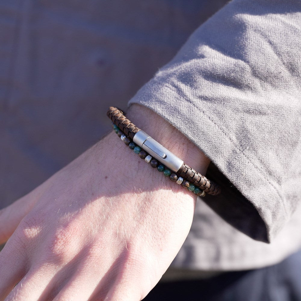 SON of NOA – Stilvolles Herrenarmband aus Edelstahl mit echtem Moosachat und Ilmenit-Bronzit, am Model präsentiert