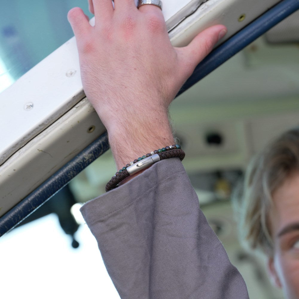 SON of NOA - Herrearmbånd med moss agate og ilmenit bronzitit i stål på model i detaljebillede