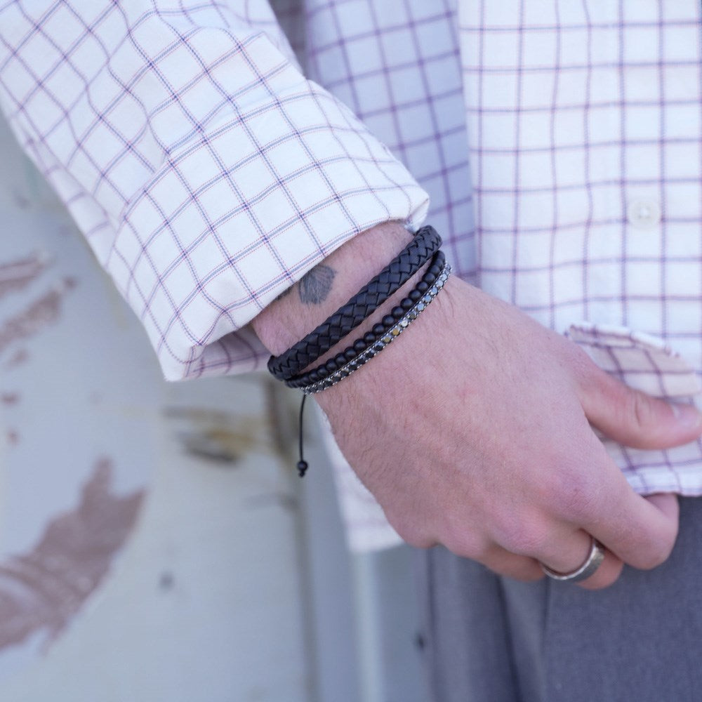 Son of Noa - Tennisarmbånd i stål med sorte zirkonia båret af model