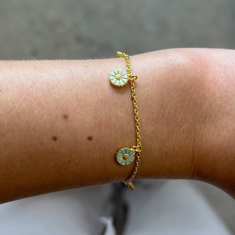 Lund Copenhagen Marguerit armbånd på model