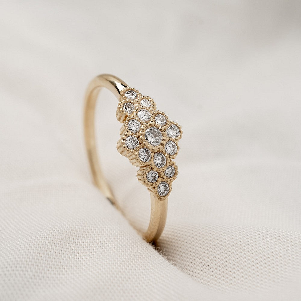 Athene – eleganter 14-karätiger Goldring von Nuran mit 15 Brillanten im Gesamtgewicht von 0,23 ct, stilvoll eingefasst in einer raffinierten Harlekin-Form
