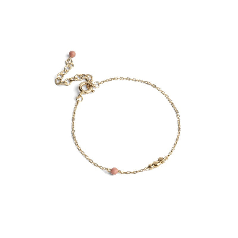Nara armbåndet i forgyldt sølv i Light Coral fra Enamel Copenhagen