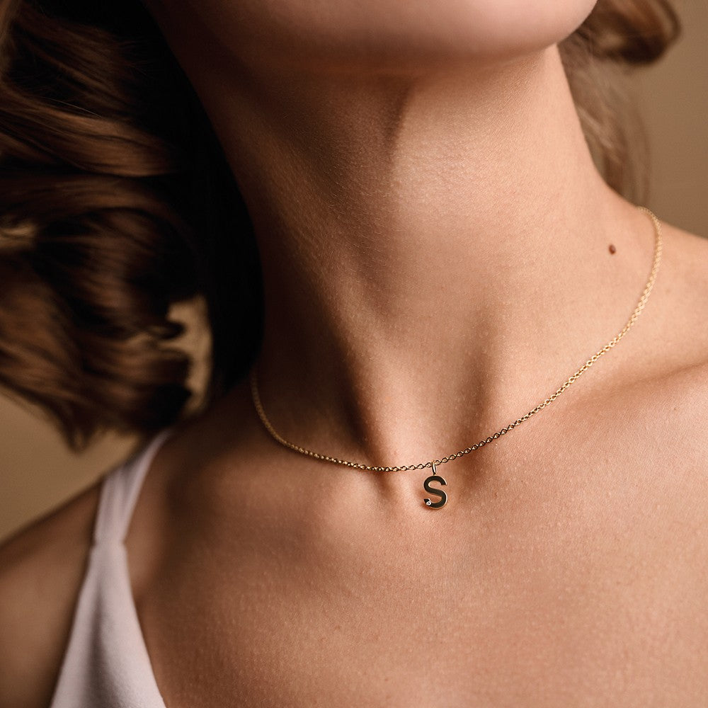 Buchstabenanhänger in 14 kt Gold mit 0,005 ct. 9,5 mm