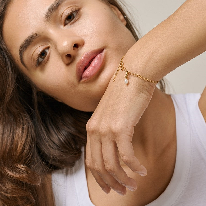 Enamel - Finest Pearl charm i forgyldt sølv på armbånd