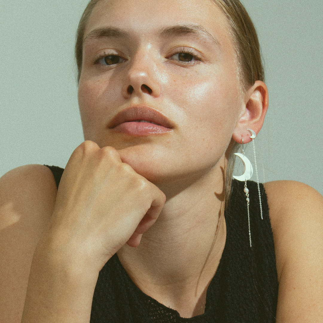 Jane Kønig Half Moon Chain Stud i sølv - vist på model