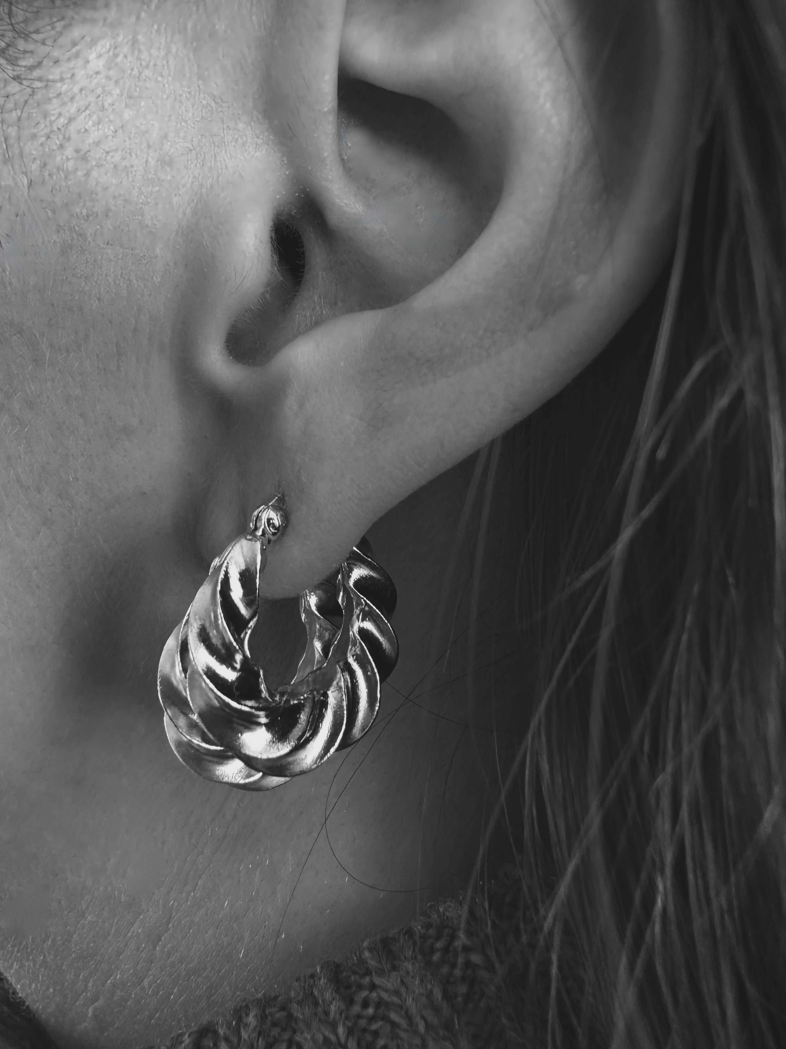 Pico Ellie hoops i forgyldt messing - vist på model