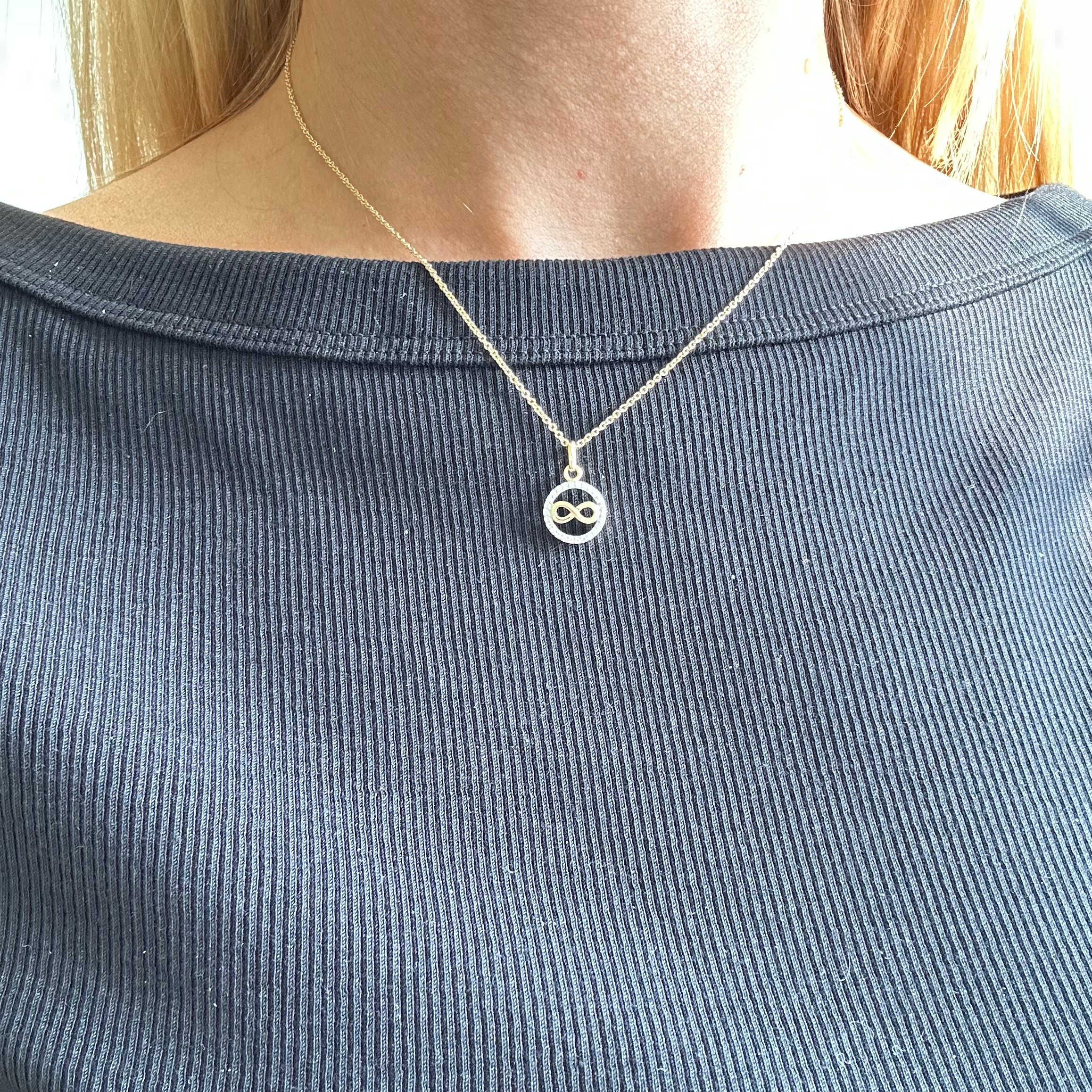 Infinity-Anhänger aus 8-Karat-Gold mit Zirkonia und vergoldeter Silberkette 11 mm