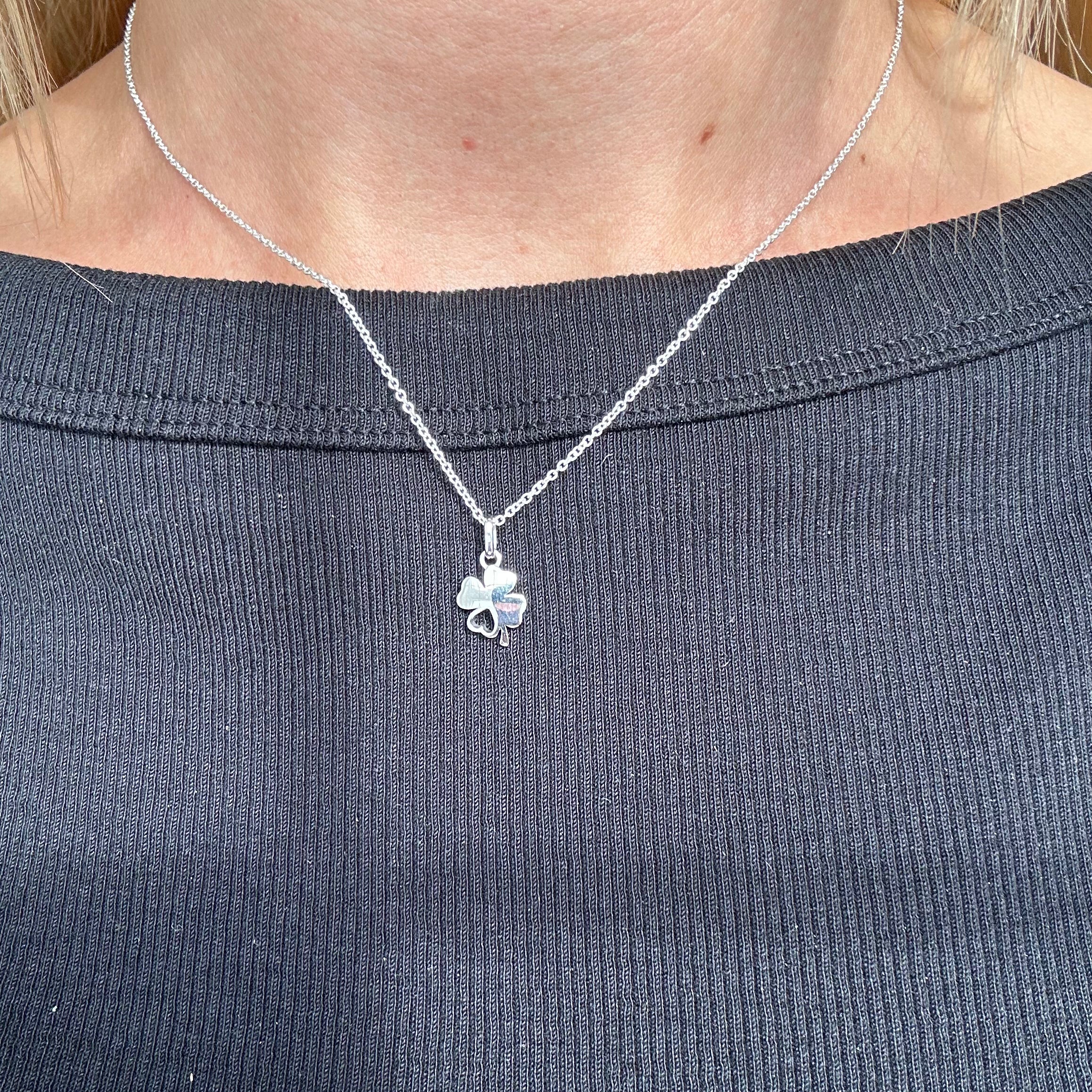 Anhänger mit vierblättrigem Kleeblatt aus rhodiniertem Silber inklusive Kette