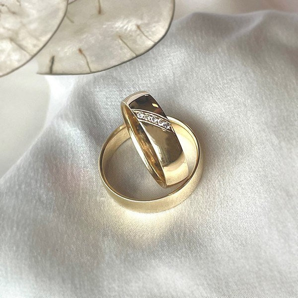 Billige vielsesringe i 14 kt. guld med 5 brillanter. Shop dem kun på Guldcenter.dk og SPAR 49%