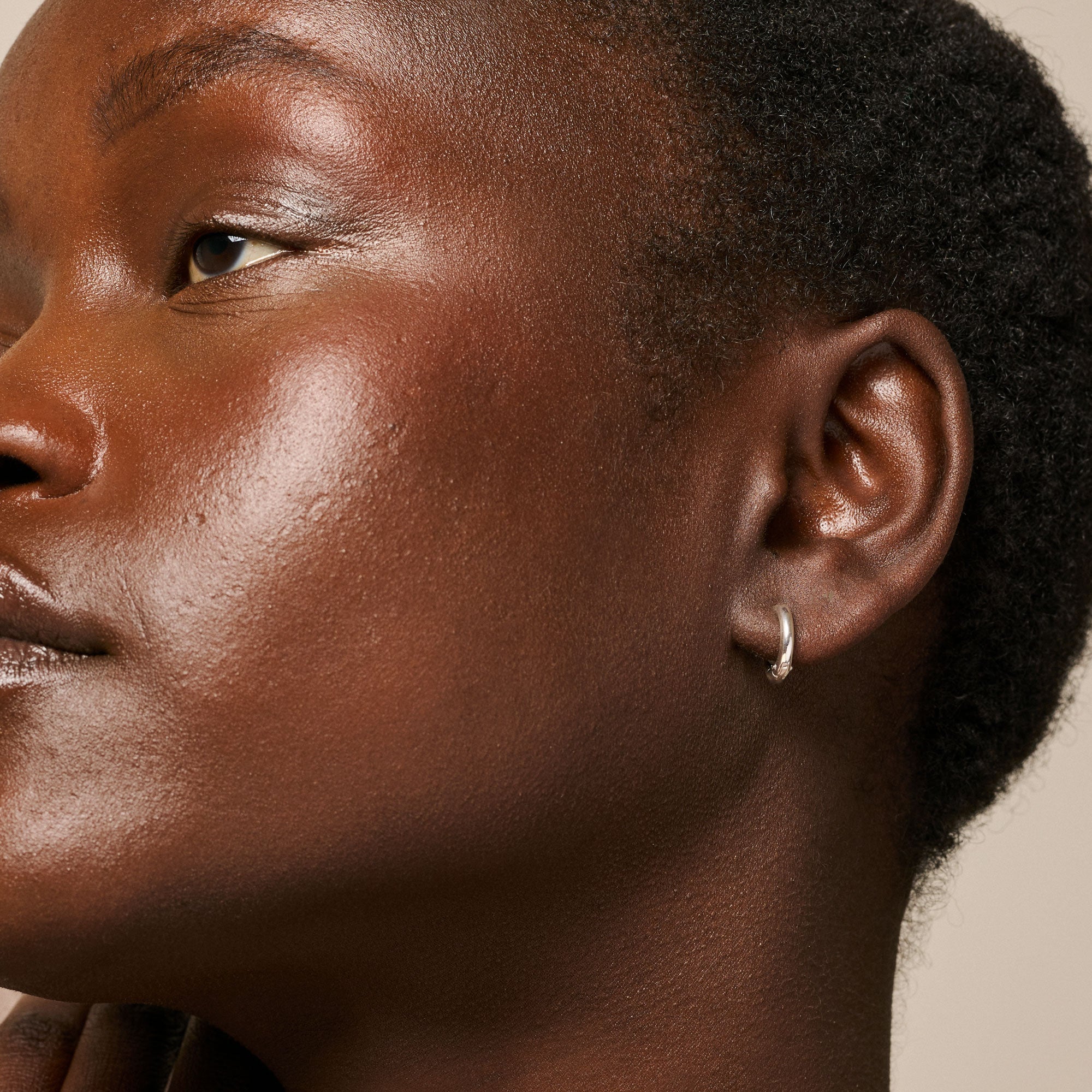 Enamel Chunky Classic Hoops 8mm i sølv - vist fra siden