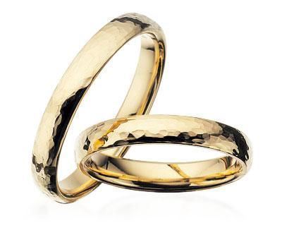 Scrouples vielsesringe i guld med hamret overflade og brillant