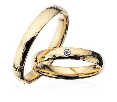 Goldringe aus 8-14 Karat, 3,5 mm, leicht oval, gehämmert. Mit oder ohne Brillant
