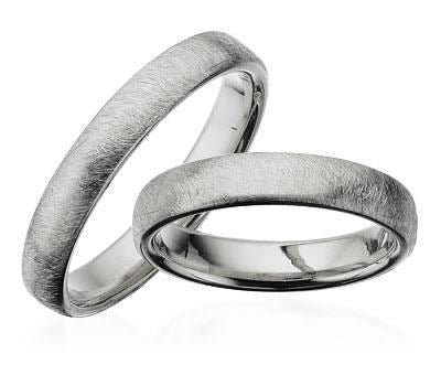 Vielsesringe i 14 kt. hvidguld med frostet overflade og buet profil 4 mm fra Scrouples