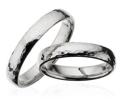 Scrouples vielsesringe i hvidguld med hamret overflade og brillant