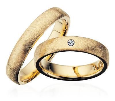 Goldringe in 8-14 kt. 4,5 mm. leicht oval, mattiert. Mit oder ohne Brillant