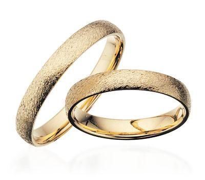 Vielsesringe i guld med rustik overflade og buet profil fra Scrouples – 3,5 mm brede