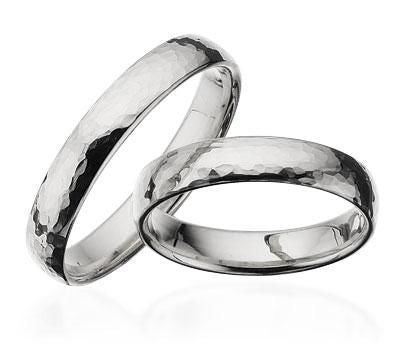 Scrouples vielsesringe i 14 kt. hvidguld med hamret overflade – 4 mm
