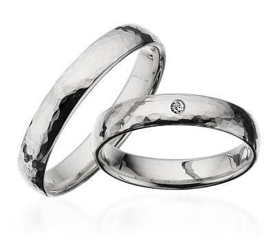 Ringe aus Weißgold, 14 kt. 4,0 mm, gewölbt, gehämmert. Mit oder ohne Brillant