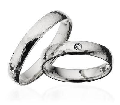 Ringe aus Weißgold, 14 kt. 4,0 mm, gewölbt, gehämmert. Mit oder ohne Brillant
