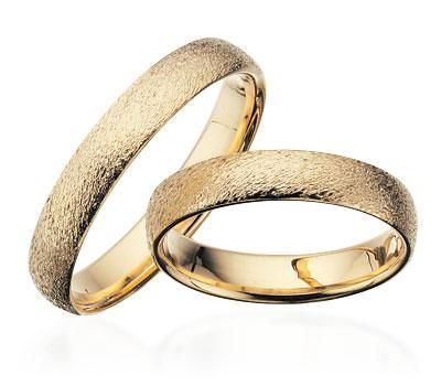 Vielsesringe i 8 eller 14 kt guld med rustik overflade og buet profil fra Scrouples