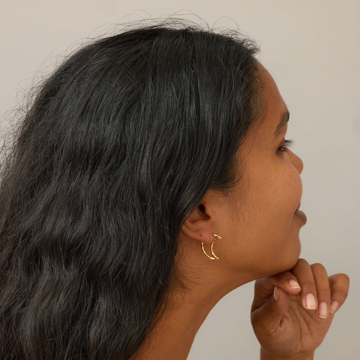 Enamel Organic Moon hoops i forgyldt messing, model