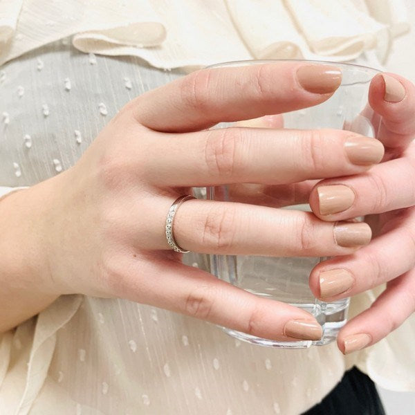 Alliancering i 14 kt hvidguld med 9 diamanter