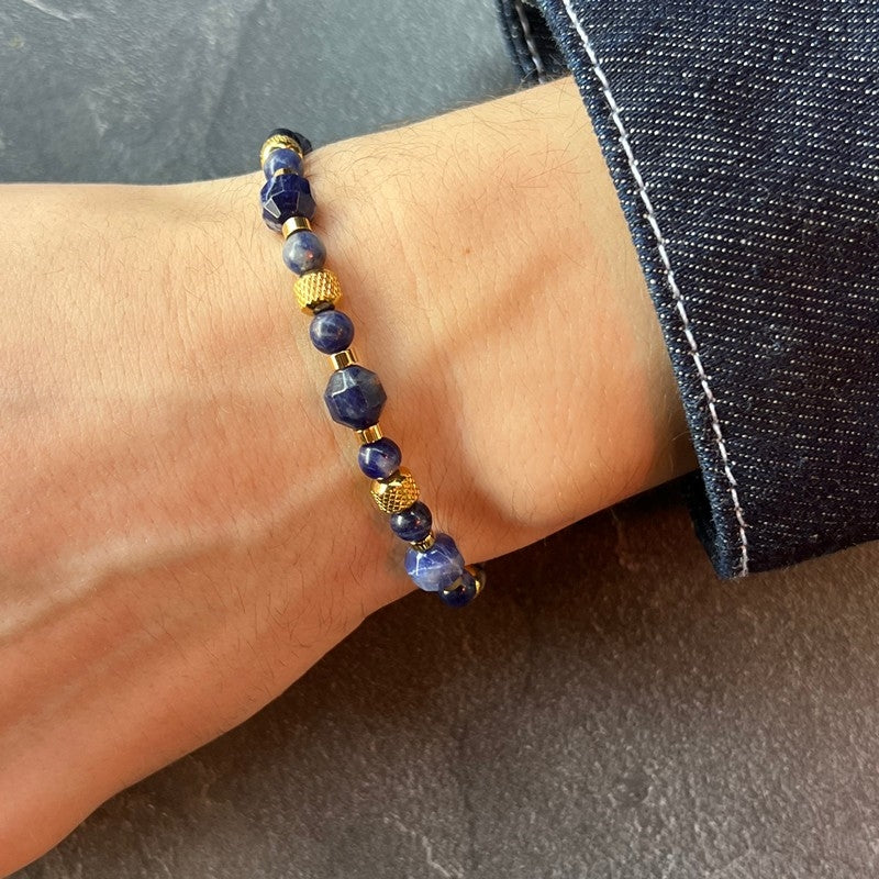 Rico's armbånd i forgyldt stål med perler i sodalit