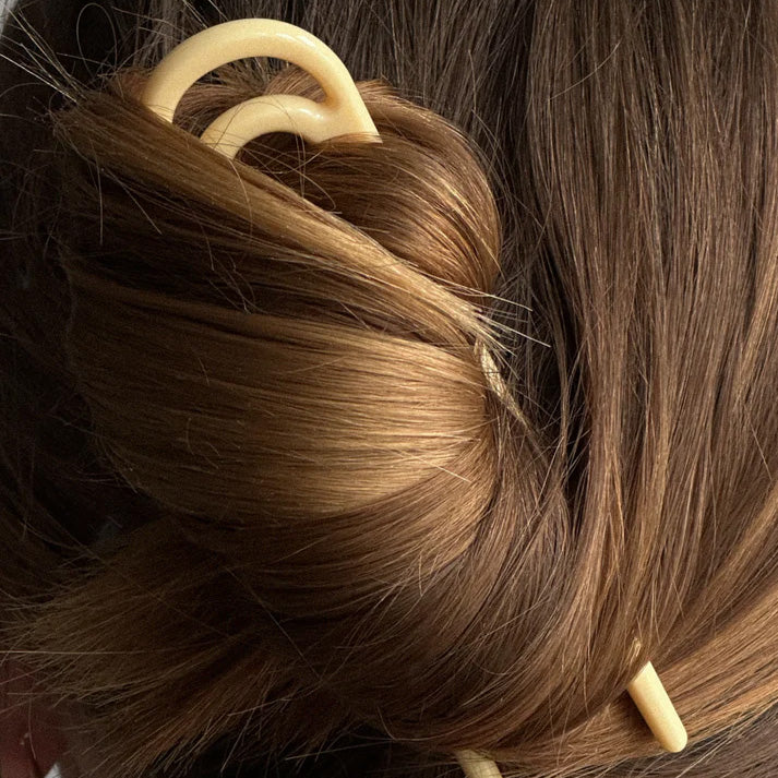 Jolie Hair Pin i Ivory er en elegant hårnål i glat acetat på model