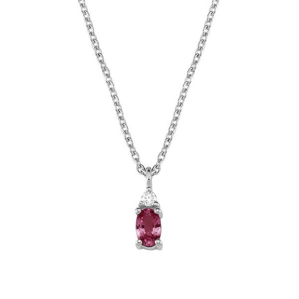 Petit oval - Rubin vedhæng i 14 kt. hvidguld. I alt 0,025 ct. m. kæde